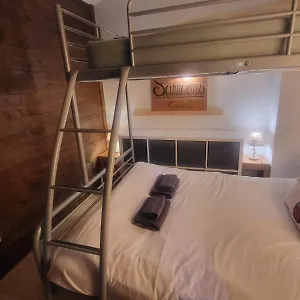 Cascades, 3 Bedroom Chalet With Shared Pool. Hébergement de vacances Samoëns